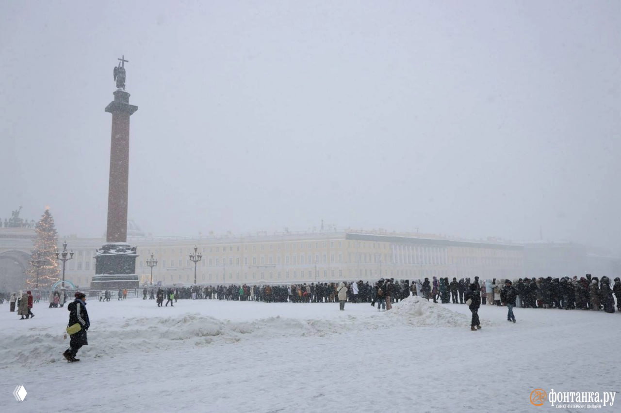 Километровая очередь у Эрмитажа в Петербурге