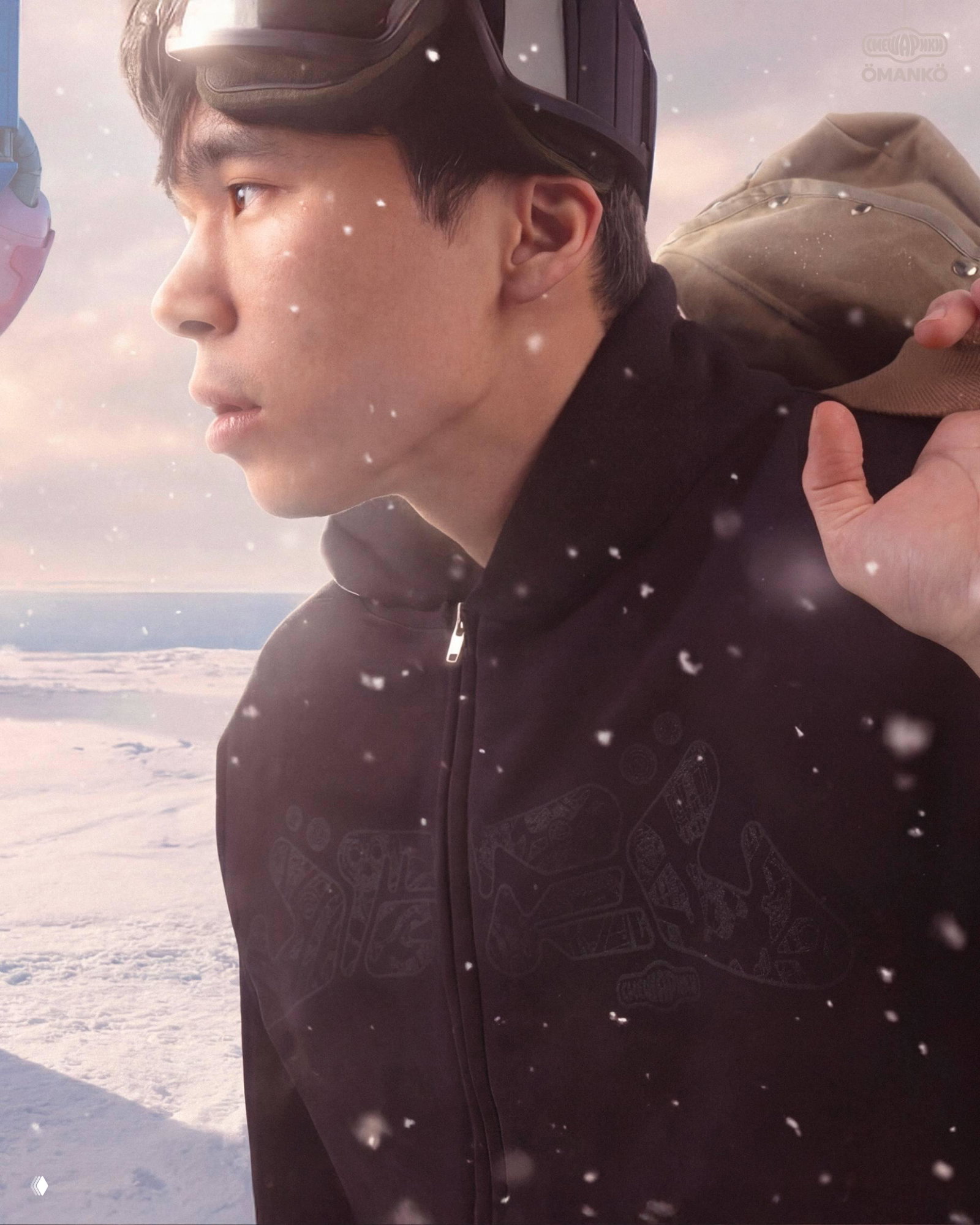 Крупный портрет молодого человека на фоне снежной сцены и элементов роботизированного дизайна коллаборации; природная текстура кожи и детали одежды в контрасте с механикой робота.