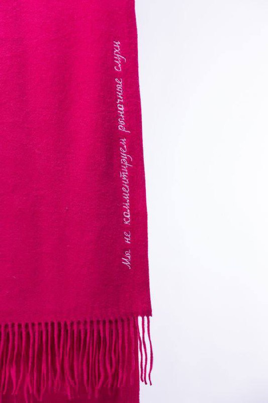 Шарфы и цветные текстильные аксессуары коллекции: кадр показывает тканевые фактуры и принты капсулы для пиарщиков