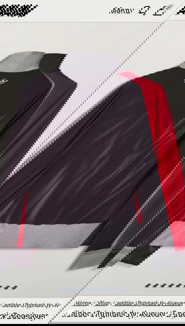 Тыльная сторона красно‑чёрной олимпийки AVAVAV с логотипом adidas на белом фоне страниц сайта; демонстрация кроя и отделки спины.