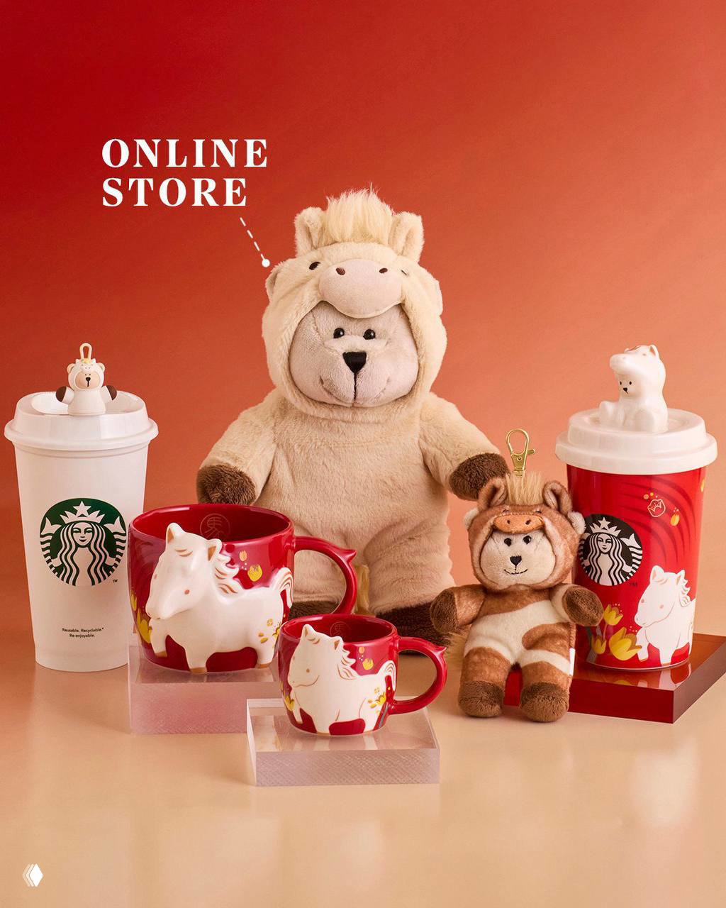 Промо-фото коллекции Starbucks: плюшевый мишка-бариста в костюме лошади, несколько кружек с выпуклой лошадью и фирменный стакан на тёплом фоне.