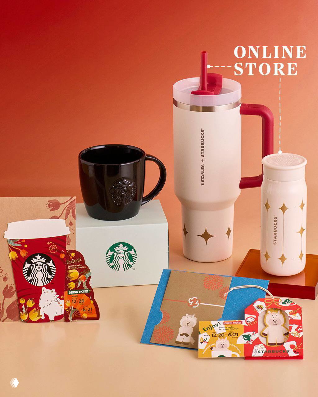 Товары дропа Starbucks: термокружки, бутылки и подарочная упаковка с мотивами лошади, стаканы и купоны на фоне фирменной палитры.