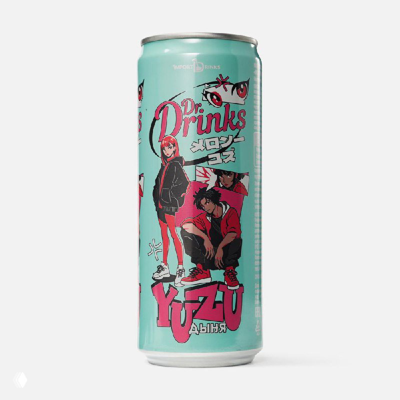 Бирюзовая алюминиевая банка Dr.Drinks с аниме-стикером и надписью Yuzu — крупный план дизайна банки, визуально указывающий на вкус «дыня».