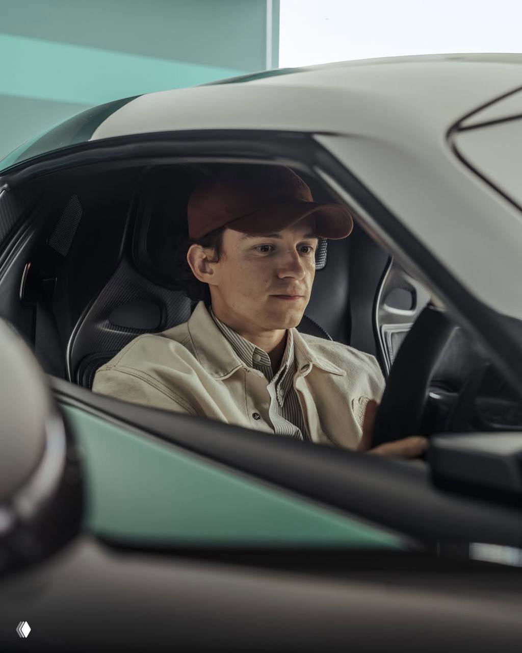 Bero Тома Холланда заколлабился с Aston Martin