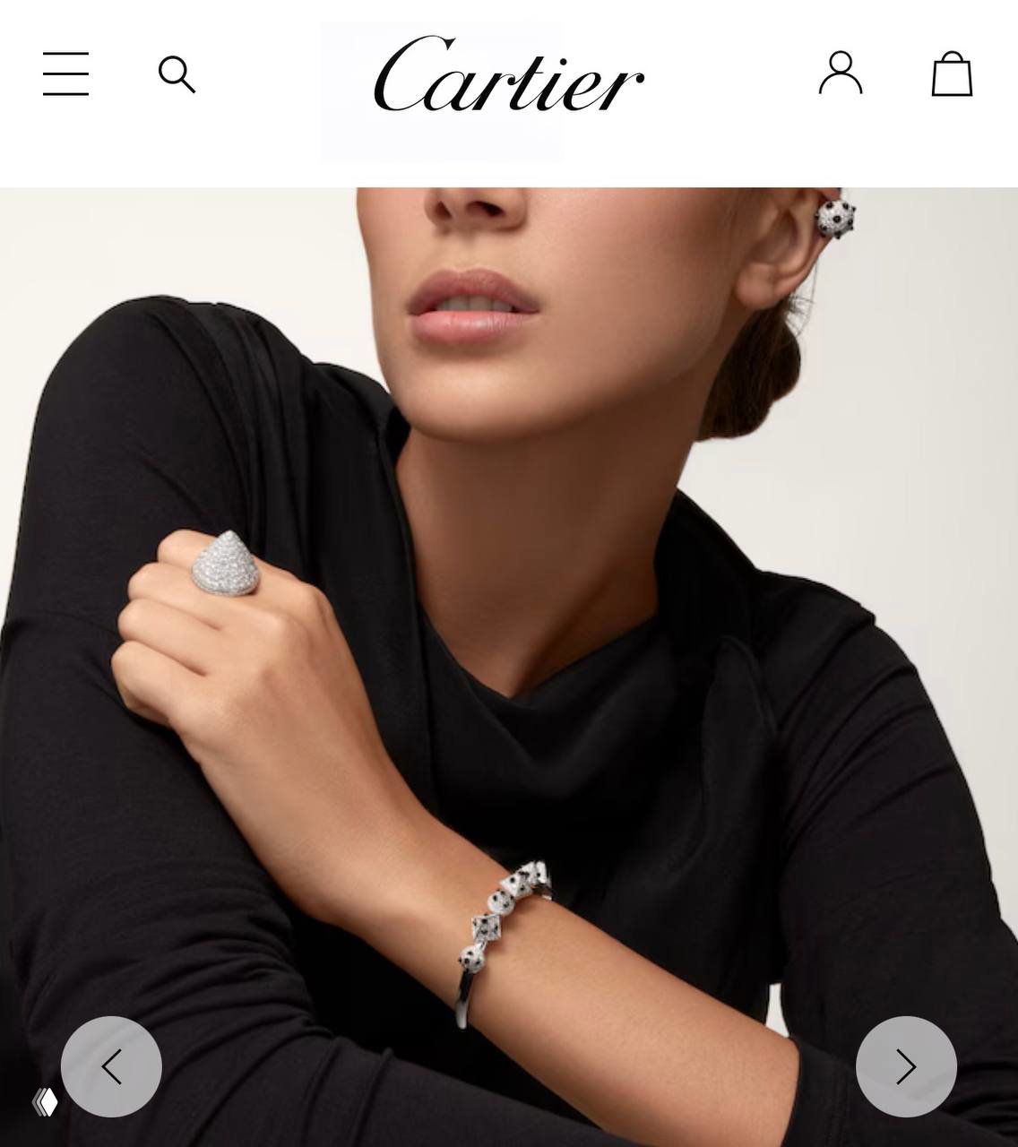Модель демонстрирует кольцо Cartier на пальце: конусообразная форма изделия, акцент на образе и сочетании украшений в лукбуке бренда.