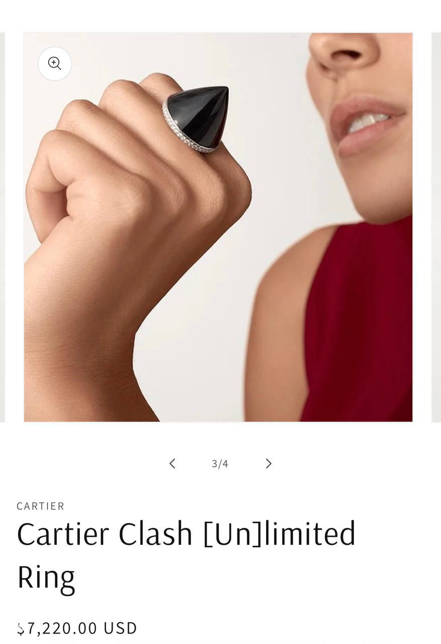 Крупный план кольца Cartier на руке модели, подчёркивающий конусообразную форму и визуальное сравнение с аксессуарами в коллекции.
