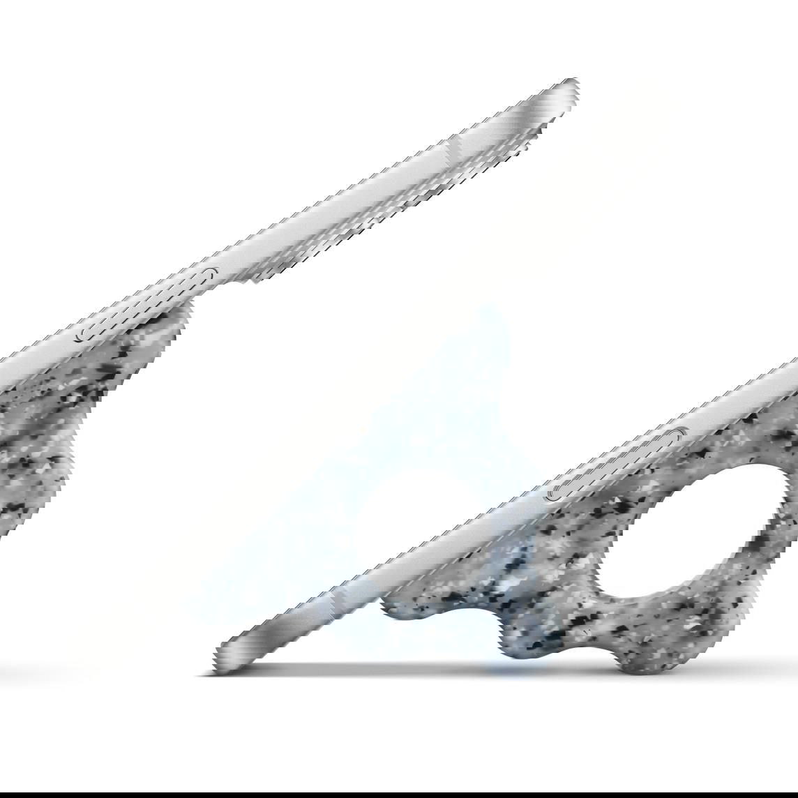 Серая терраццо-подставка необычной треугольной формы, удерживающая iPhone под углом; вид сбоку демонстрирует опору и круглое отверстие для пальца.