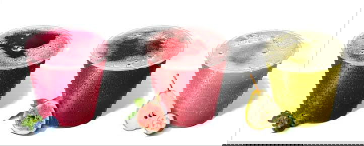 Три стакана с лимонадами разных вкусов: тёмно-фиолетовый (черника), розово-красный (инжир) и светло-зелёный (груша/айва) на белом фоне.