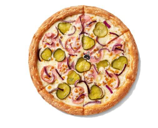 Круглая пицца со вкусом ветчины с заметными ломтиками ветчины, кольцами лука и круглыми солёными огурцами — вид сверху на белом фоне.