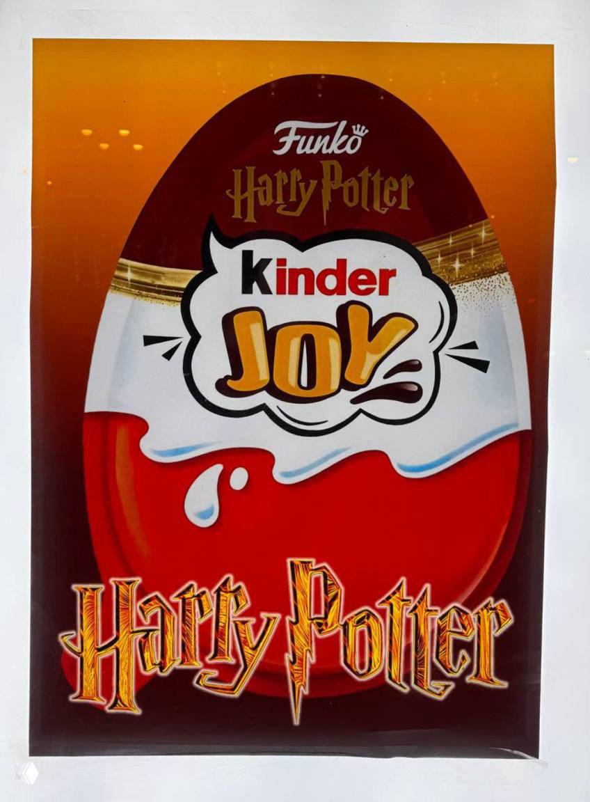 Крупный план оформления упаковки Kinder Joy с логотипом Harry Potter и указанием бренда Funko на белом фоне, фирменный дизайн продукта.