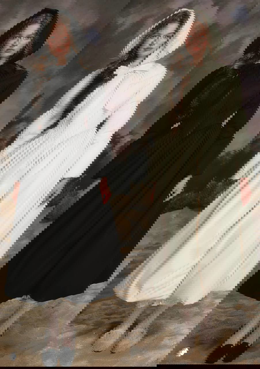 Две версии пуховика‑платья LaceMade в чёрном и белом цветах, показаны рядом на фоне студийной декорации, акцент на силуэт и капюшон.