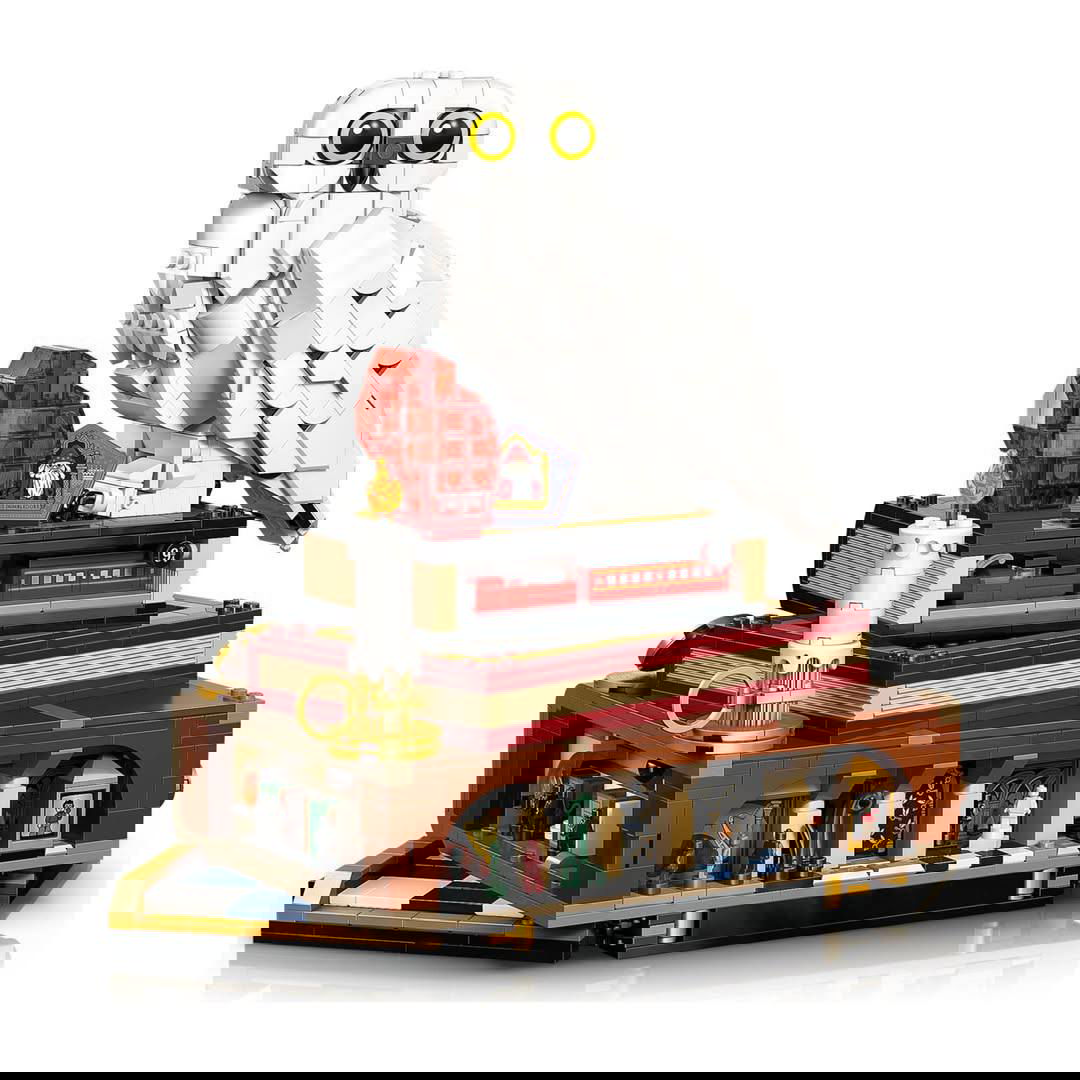 Рендер модели набора LEGO: белая сова сидит на детализированном подиуме с миниатюрами, свечой и элементами интерьера, виден высокий уровень детализации.