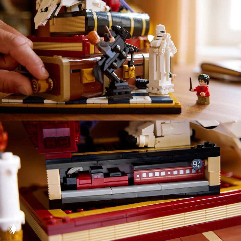 Фрагменты конструкции набора LEGO крупным планом: элементы шахматной доски, вагон поезда, миниатюрные отсылки к фильму и модульная сборка подиума.