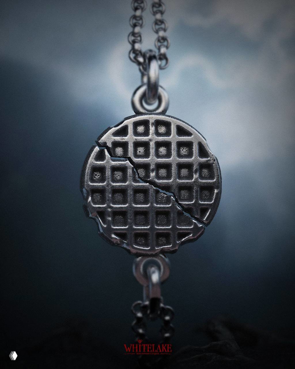 Крупный план круглого кулона с фактурой вафли, поверхность в клетку и декоративная трещина, видны звенья цепочки и подсветка.