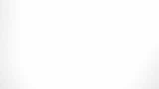 Кадр превью из видео с реакцией публики на анонс MacBook Neo: аплодисменты и человек в смокинге, закрывающий лицо рукой, мем-реакция в соцсетях.