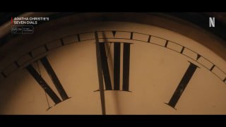 Крупный план циферблата старинных часов из кадра сериала «Тайна семи циферблатов» на Netflix — тёмный атмосферный кадр, подчёркивающий мотив времени, тайны и убийства.