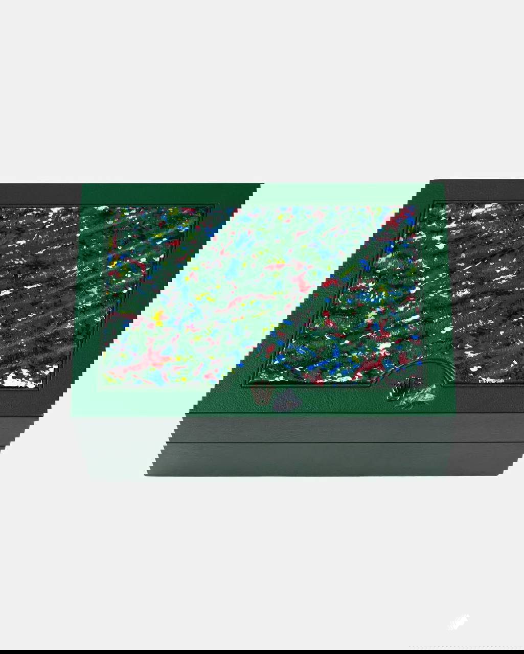 Верхняя часть зелёного коробка Rolex с абстрактной, цветной росписью крышки — крупный план художественной отделки футляра.