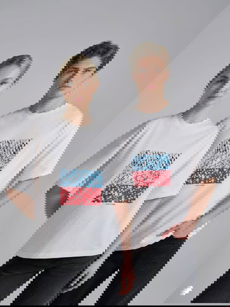 Парные белые футболки с графическим принтом: композиция голубых и красных полос и рисунков на фоне стилизованных берёз.