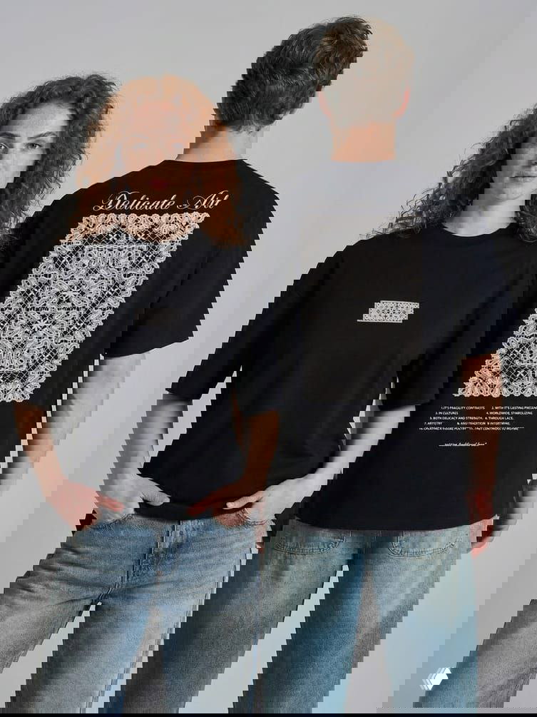 Две модели (фронт и спина) в чёрных футболках: крупный белый декоративный орнамент на спине в стиле изразцов.