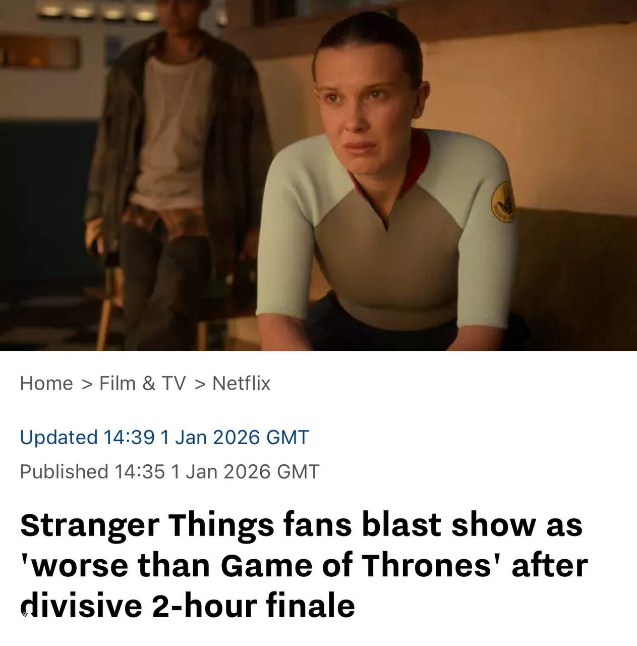 Сцена из сериала с героиней, сидящей на диване и выглядящей расстроенной — кадр, иллюстрирующий реакцию персонажа в финале.