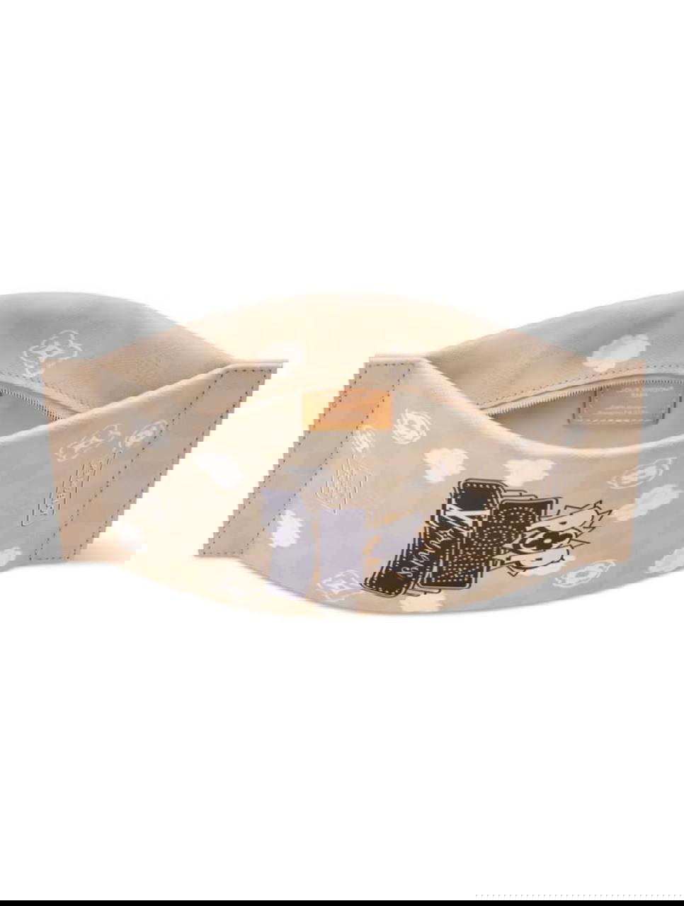 Вид сверху открытой сумки-пакета Louis Vuitton: видна внутренняя бирка, молния и принт попкорна на бежевом фоне.