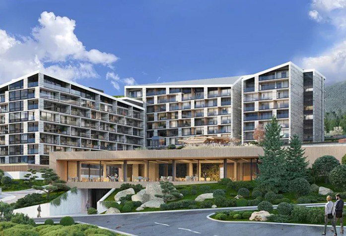 Современный корпус апарт-отеля у склонов с ландшафтным оформлением, террасы и въездная зона на переднем плане