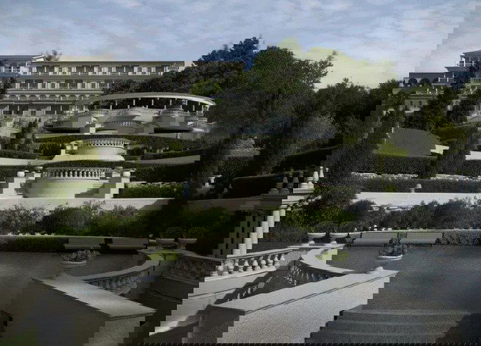 Историческое здание и террасы санатория с декоративными лестницами и зелёными насаждениями — панорамный вид комплекса