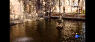 Кадр с декоративным фонтаном в старинном дворике и отражениями архитектуры — нейтральная иллюстрация к психологическому тексту.