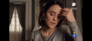 Крупный план женщины в домашнем интерьере, держащей руку у лба; видна усталость и эмоциональное напряжение, иллюстрация созависимых отношений в браке