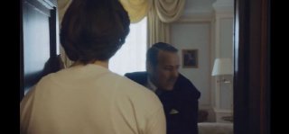 Кадр из фильма: мужчина и женщина в квартире, мужчина в дверном проёме, интимная бытовая сцена с выдержанным освещением.