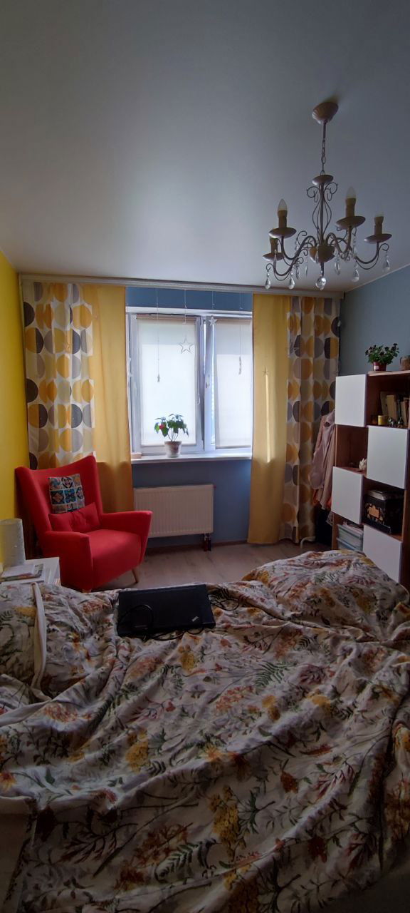 Яркая комната с желтыми акцентами и красным креслом: свет и цвет как символы возвращения энергии и интеграции в период цитринитас.