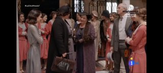 Кадр из испанского сериала «Другой взгляд»: люди в одежде 1920-х годов в интерьере Севильи, сцена обсуждения индивидуализации и женского образования.