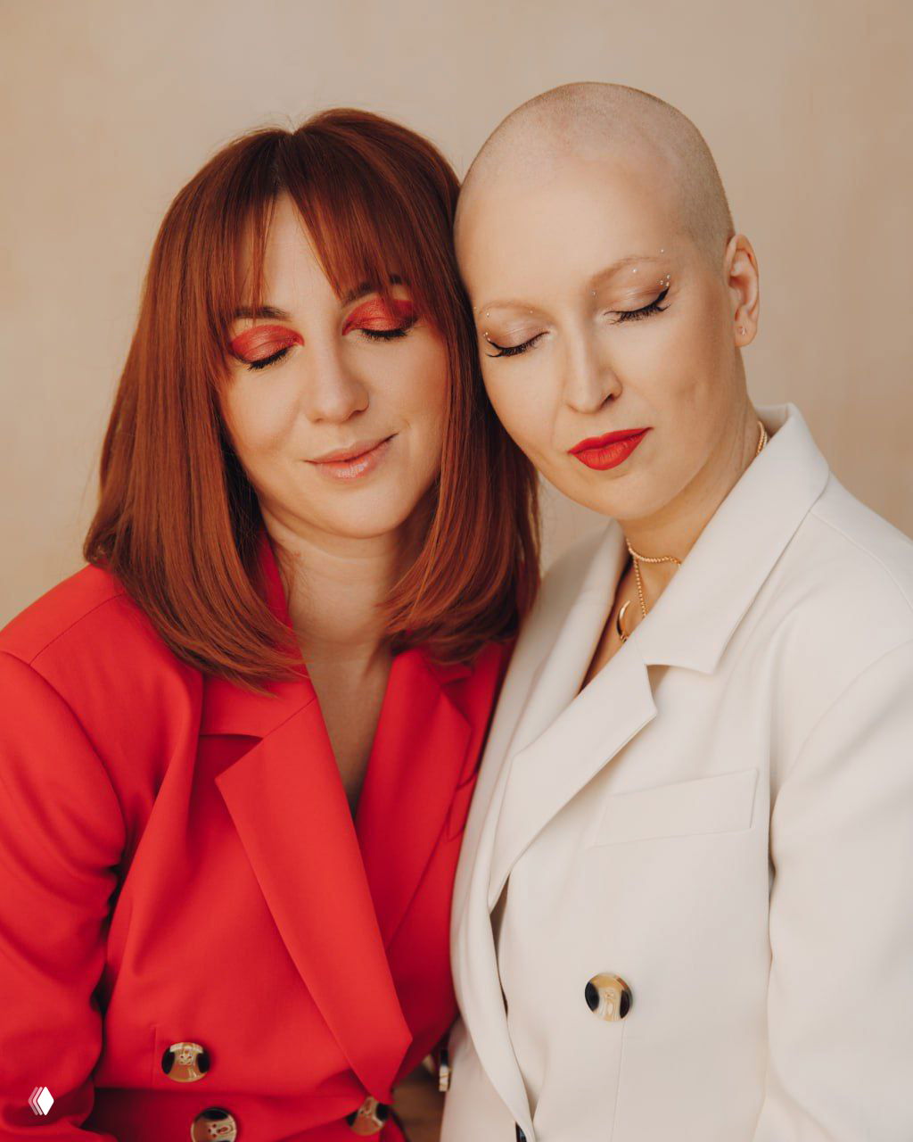 Крупный план двух женщин с закрытыми глазами и сияющим макияжем, мягкий свет подчёркивает тему восстановления и принятия.