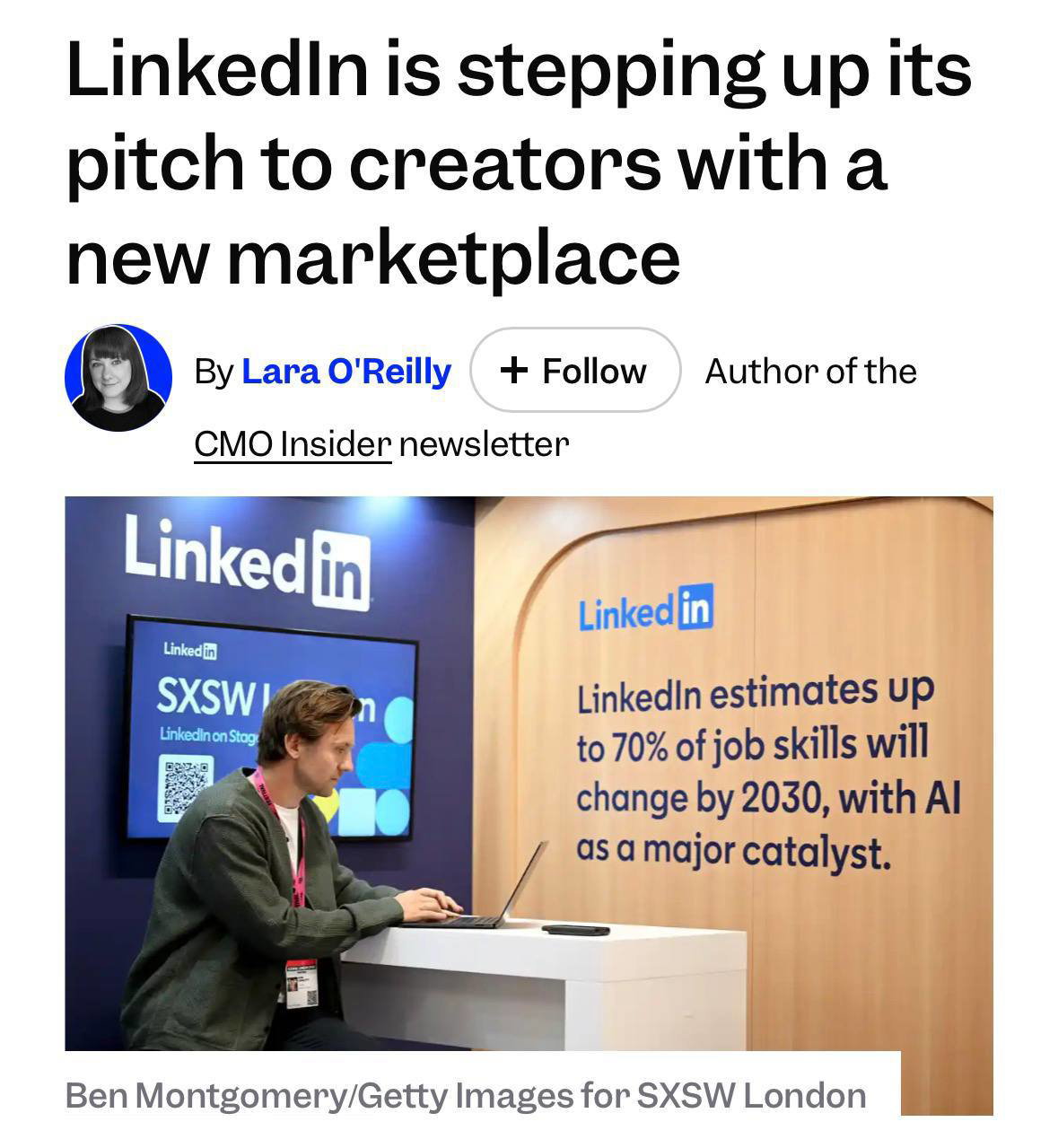 Стэнд LinkedIn на конференции: человек за ноутбуком у брендированной витрины с большим текстом о навыках и AI к 2030 году.