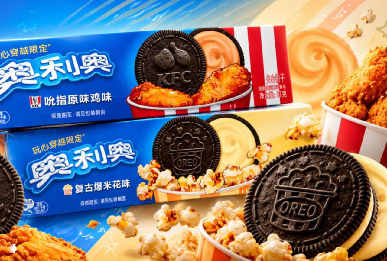 Рекламное фото упаковок Oreo и попкорна с логотипом Oreo и KFC, демонстрирующее кремовые начинки и ассоциацию со вкусом жареной курицы.