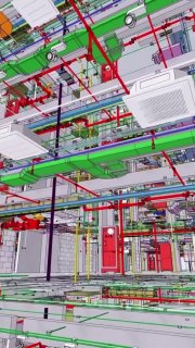Скриншот детализированной 3D‑BIM модели отеля с разноцветными трубопроводами, воздуховодами, кабелями и элементами пожарной безопасности, визуализация