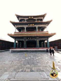 Многоярусное историческое здание музейного комплекса в Пекине с традиционной крышей и просторным передним двором, строгая симметрия.