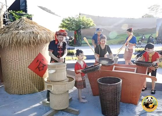 Плетёные корзины, сельскохозяйственные орудия и участники в традиционных костюмах выставлены на фестивальной площадке шаньлань.