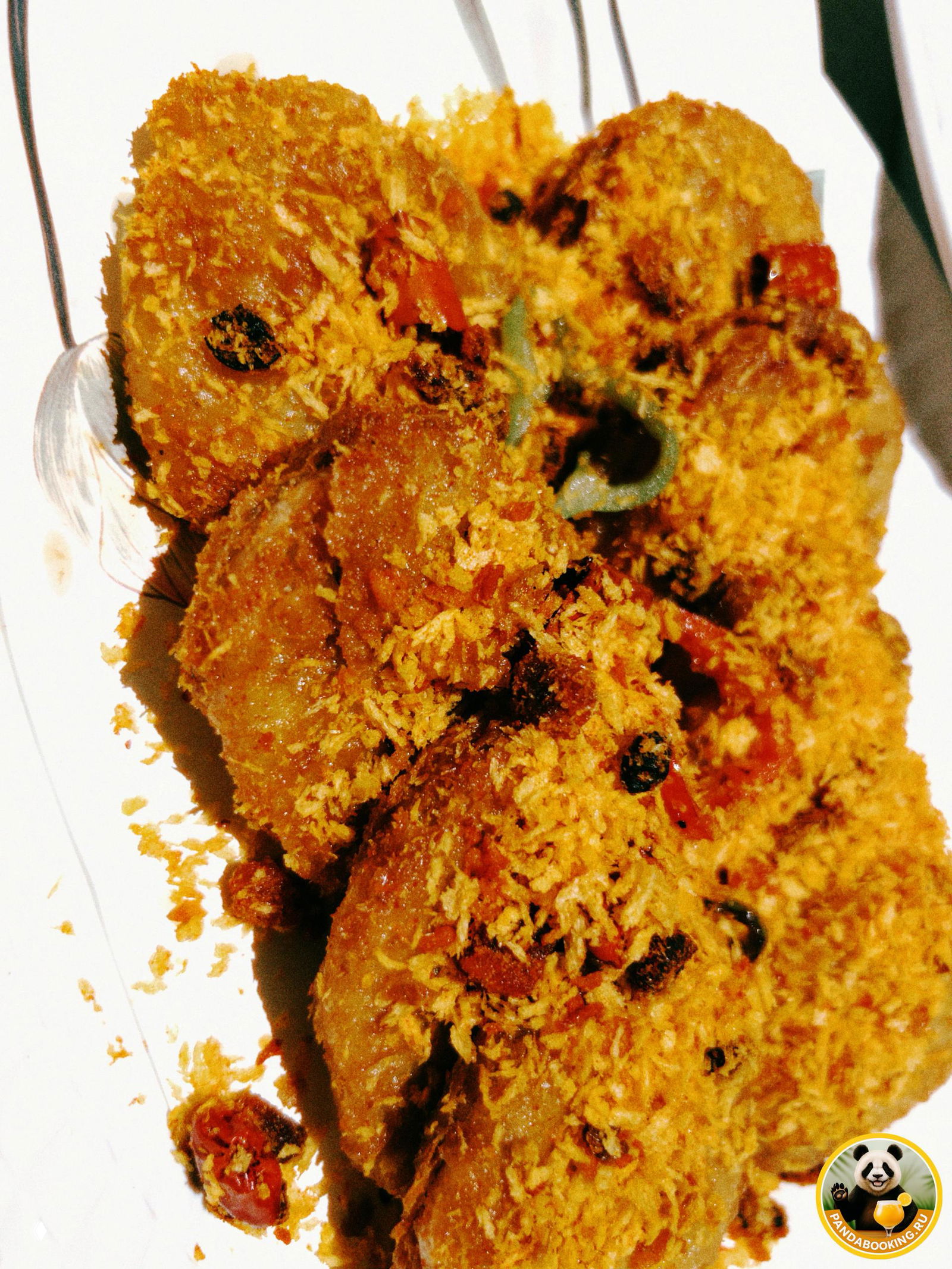 Хрустящие шарики или крокеты в золотистой панировке с пряными добавками — жареная закуска с текстурной крошкой и сухофруктами.