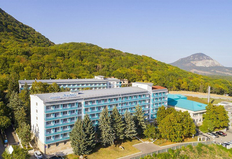 Санаторий «Эльбрус» в Железноводске. У входа в парк.