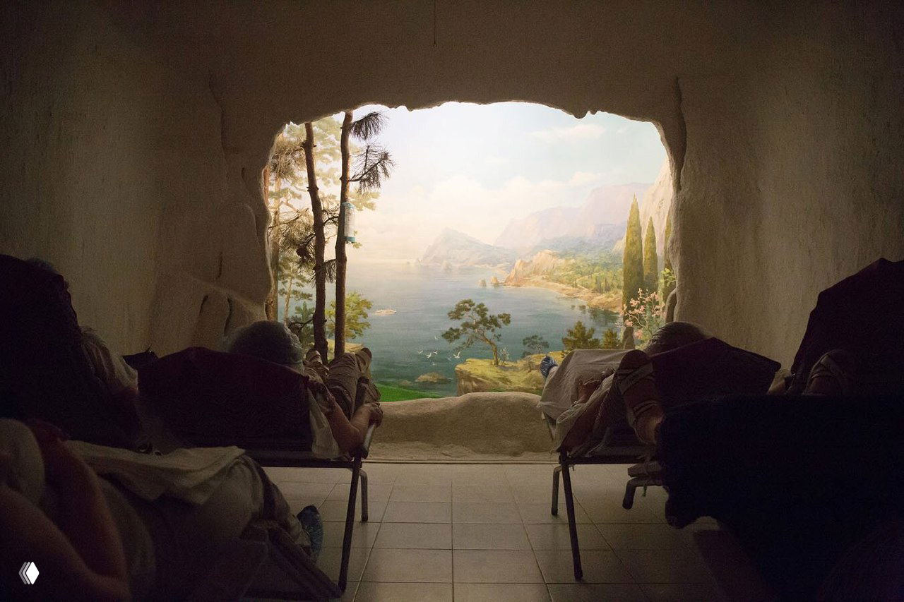 Комната релаксации с шезлонгами и панорамной росписью — тихая закрытая зона для отдыха и восстановительных процедур в санатории «Эльбрус».