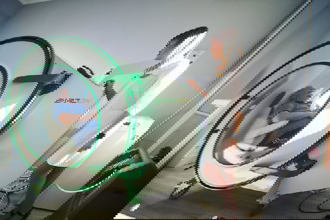 Процедурный кабинет с барокамерой и медицинским персоналом в белой форме — оборудование для баро- и кислородотерапии в санатории.