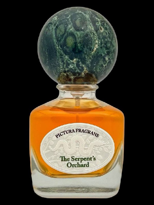 Флакон Pictura Fragrans «The Serpent’s Orchard» крупным планом: янтарная жидкость, зелёная мраморная пробка и овальная белая этикетка.