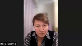 Кадр из видео: ведущая семинара в комнате смотрит в камеру, создавая атмосферу практического занятия базового уровня.