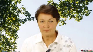 Портрет женщины среднего возраста в светлой блузе на светлом фоне с листьями; спокойное выражение, кадр по пояс.