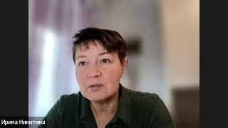 Женщина говорит в камеру в спокойном интерьере; лицо крупным планом, выражение сосредоточенное, контекст — разговор о регрессии.