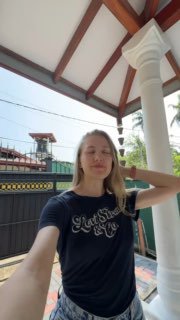 Селфи автора на фоне уличной сцены в Шри-Ланке — простая уличная атмосфера и домашняя обстановка проживания во время поездки.