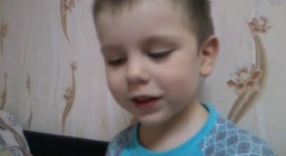 Короткое видеопревью с кадром ребёнка в помещении; динамичный домашний момент, размытый фон и фрагмент повседневной жизни.