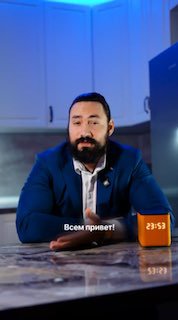 Превью видео: мужчина в пиджаке сидит за столом и рассказывает о фишках Алисы и Antarctic Wallet; на столе виден небольшой гаджет.