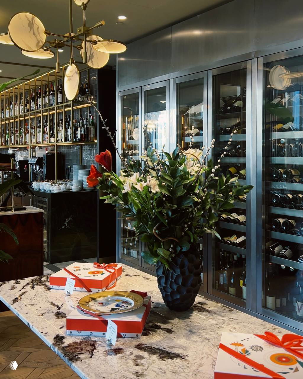 Декор и зона с винными шкафами и вазой с цветами в ресторане при отеле — визуализация сервиса и оформления пространства для гостей.